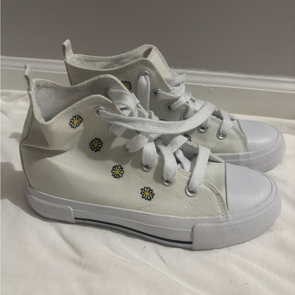 White high tops with daisies